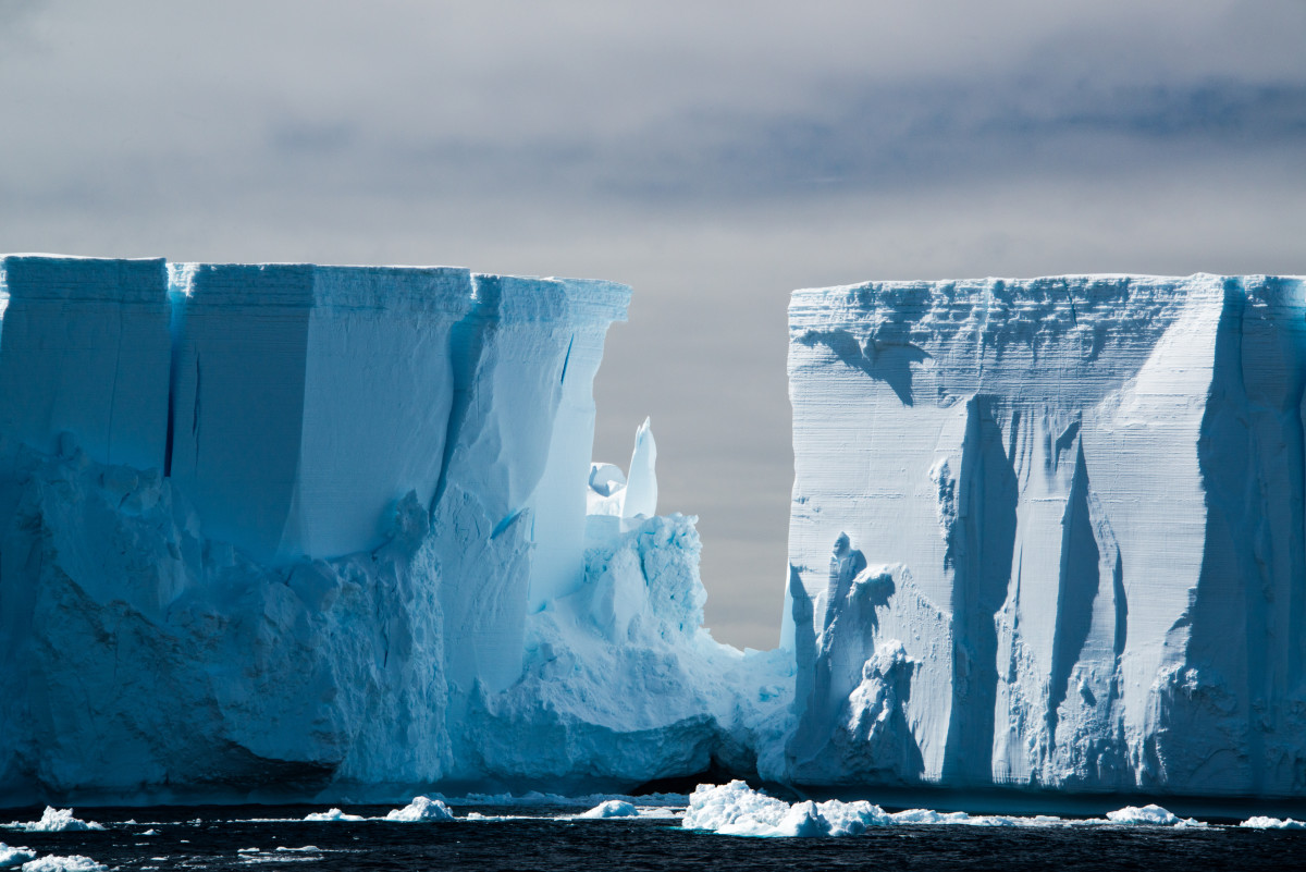 Flat-Earthers Fly a Rogue Aircraft Over Antarctic and Get Intercepted ...