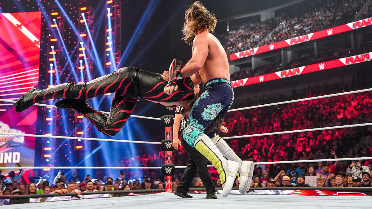 Seth Rollins Beats Shinsuke Nakamura in Last Man Standing Match at