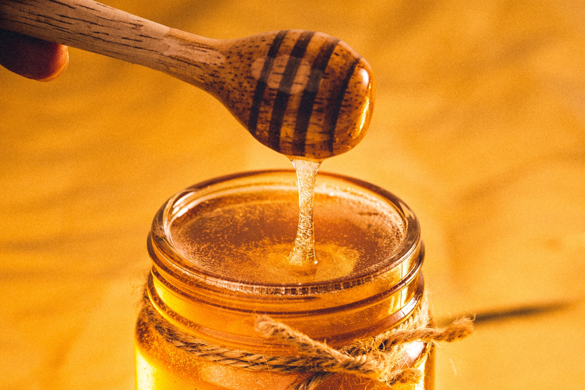 How to Harvest Honey From a Beehive