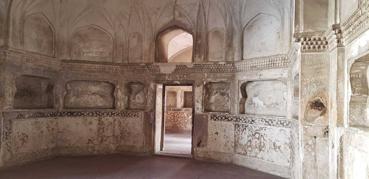 Fort Agra: The Red Fort Close to the Taj Mahal - WanderWisdom