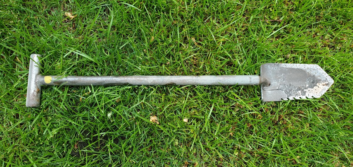 My Review of the Lesche T-Handle Shovel for Metal Detecting