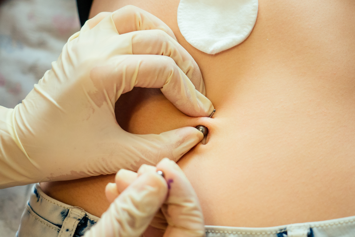 Signs and Treatment of an Infected Belly Button Piercing