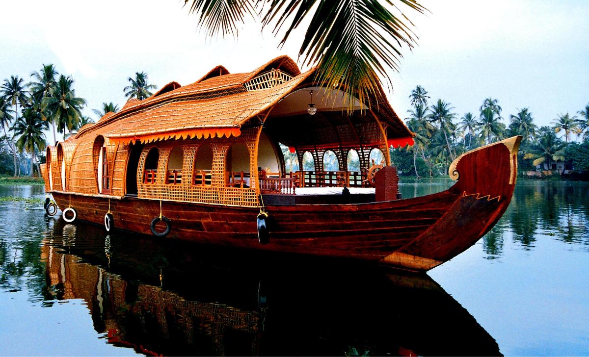 Exploring Kerala's Enchanting Backwaters: The Allure of Houseboats