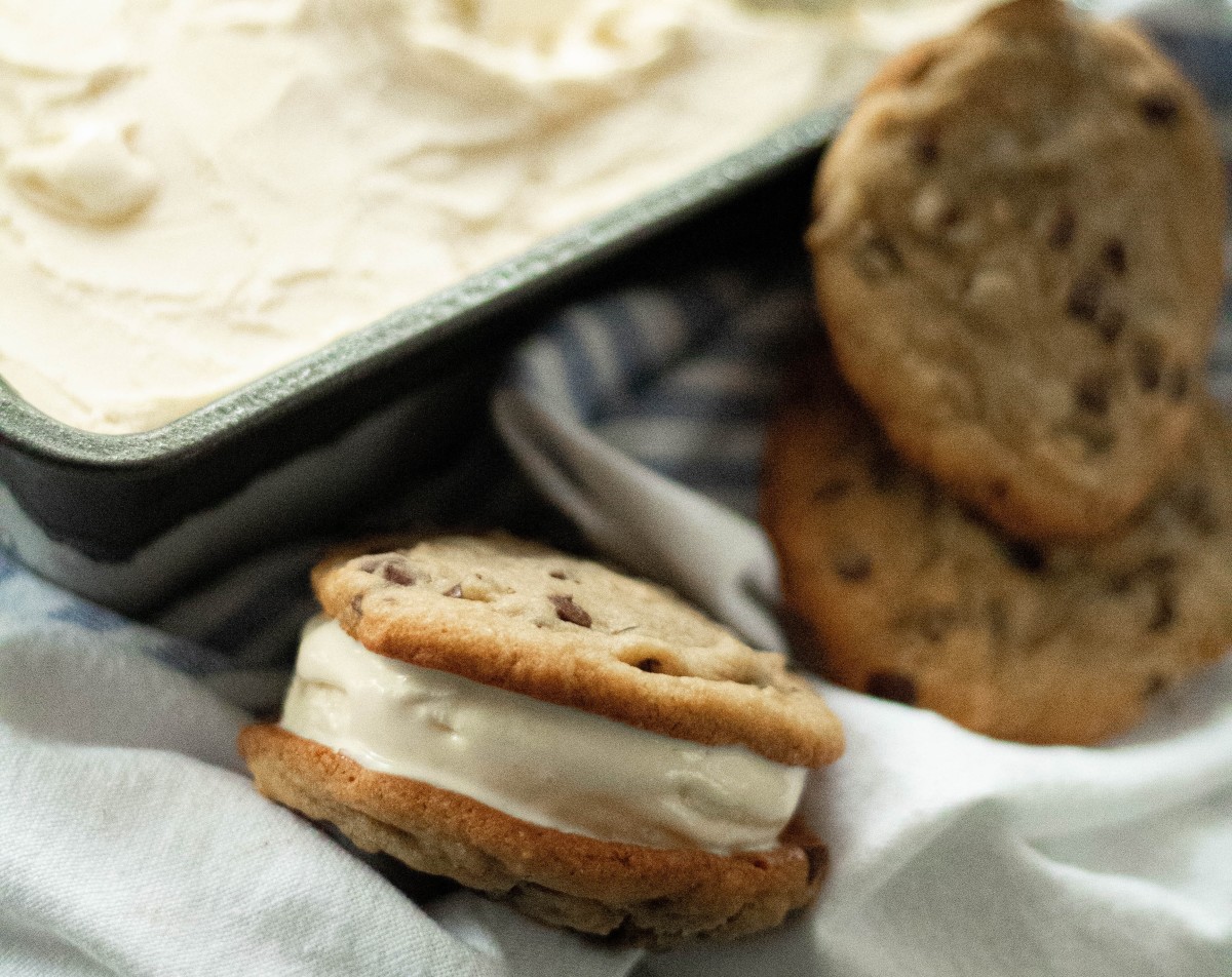 Video of Cool Vintage Ice Cream Sandwich Maker Is Going Viral