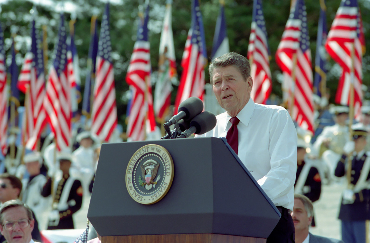 21 Reasons Why Ronald Reagan Was a Bad President