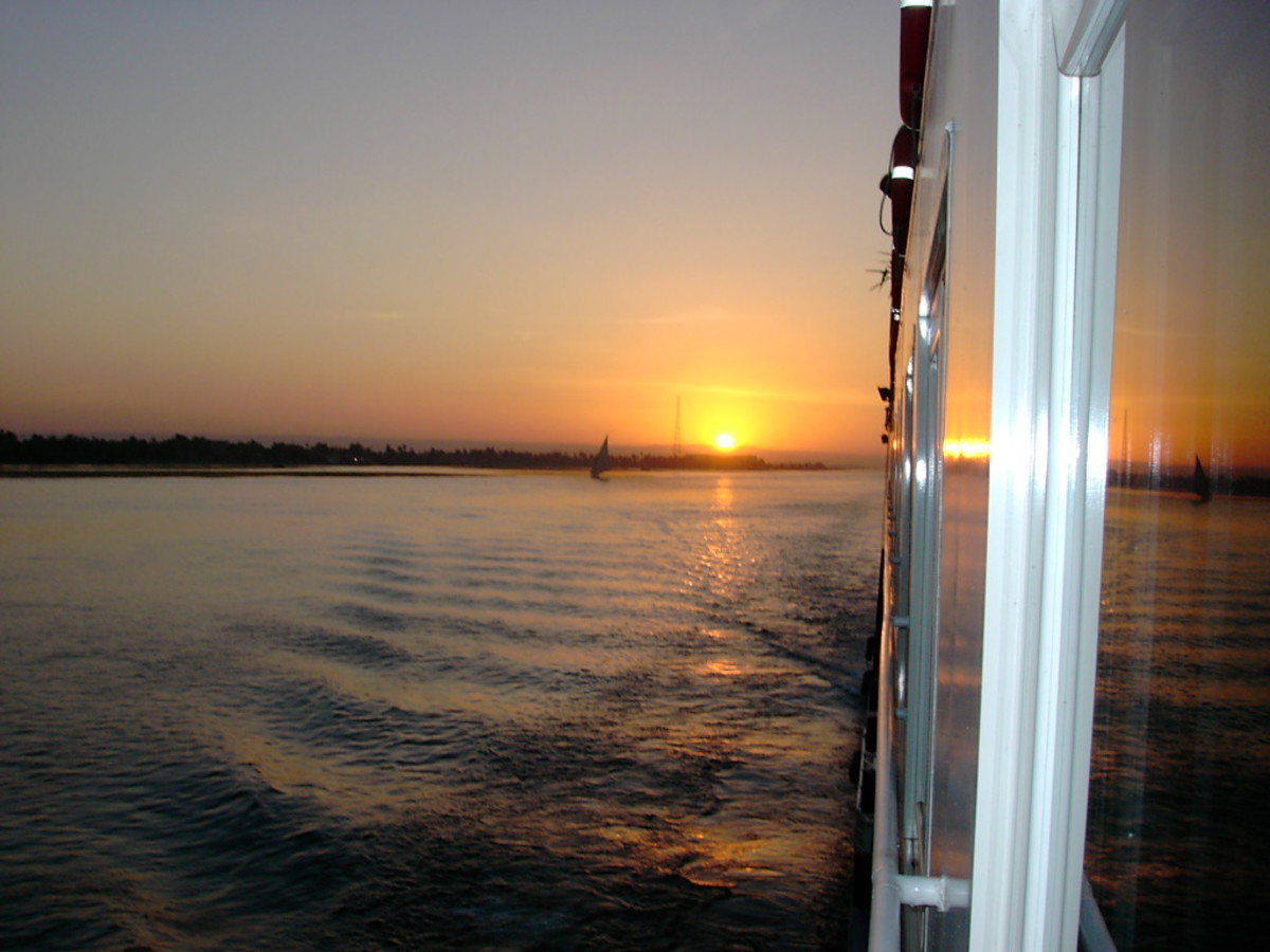 Nil Ship Tour - On our Veranda we could observe the golden sunset as we prepared ourselves for a buffet dinner. A wonderful evening with an atmosphere of serenity, peace and harmony.