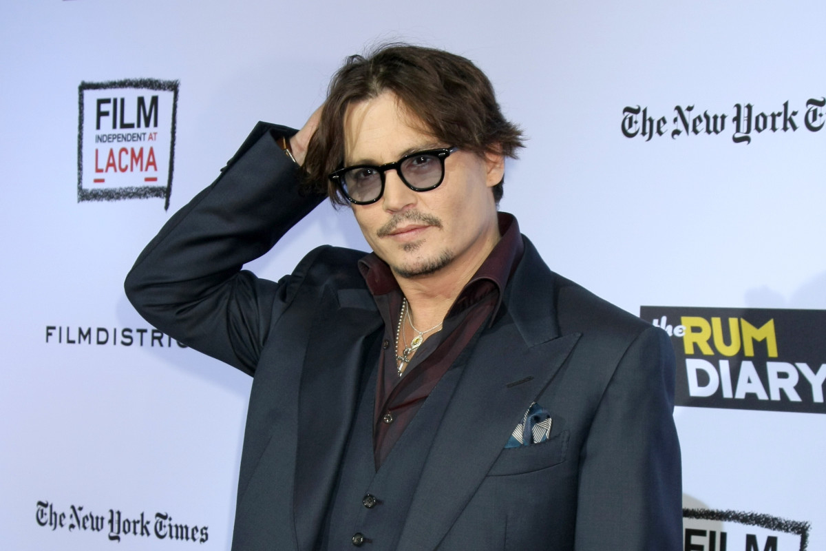 Woman Spots Johnny Depp Look Alike at Hair Salon and the Clip Has Fans ...