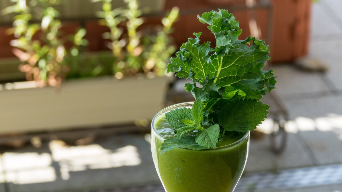 Why I Drink Kale Juice Every Morning (And You Should Too)