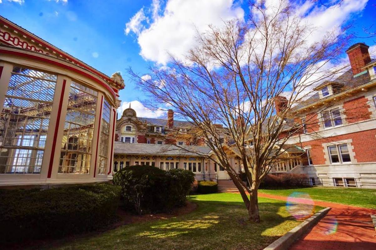 Remembering what was Dowling College in Oakdale. HubPages