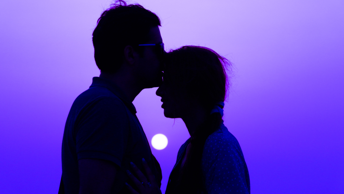 4 Ways to Avoid Kissing Goodnight at the End of the Date