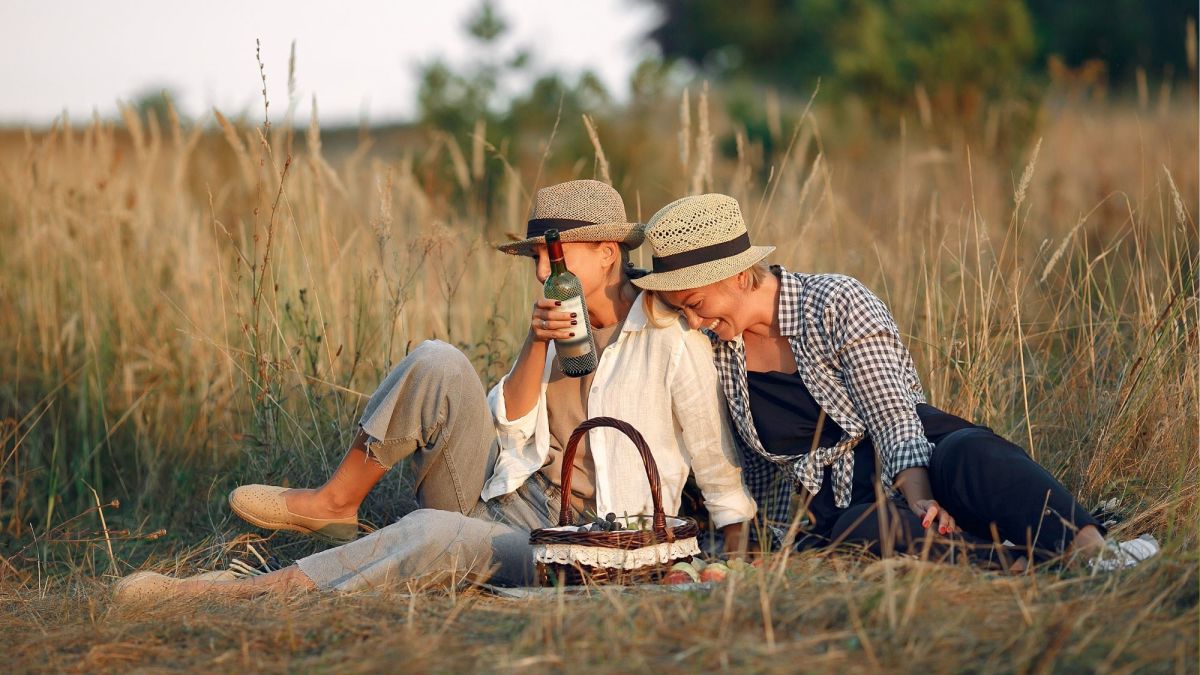 25 Romantic Picnic Date Ideas You Both Won't Forget
