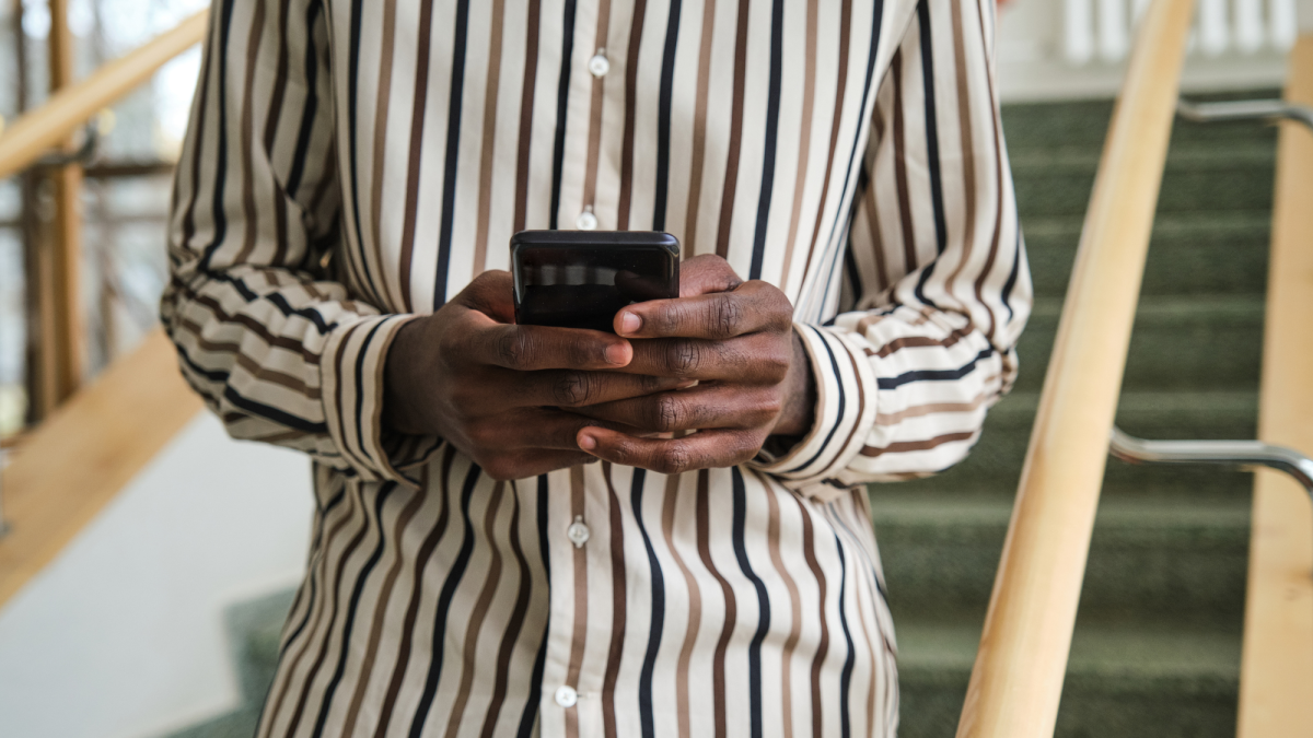 Is Your Boyfriend Texting Another Girl? 5 Things You Should Do Right Now