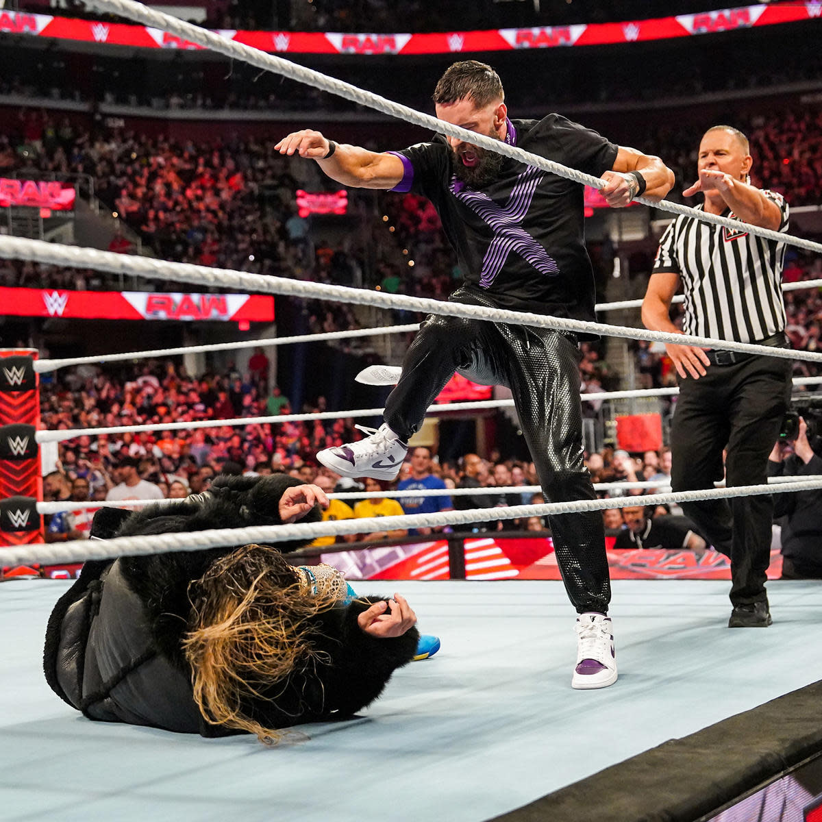 WWE Monday Night Raw: World Heavyweight Champion Seth 