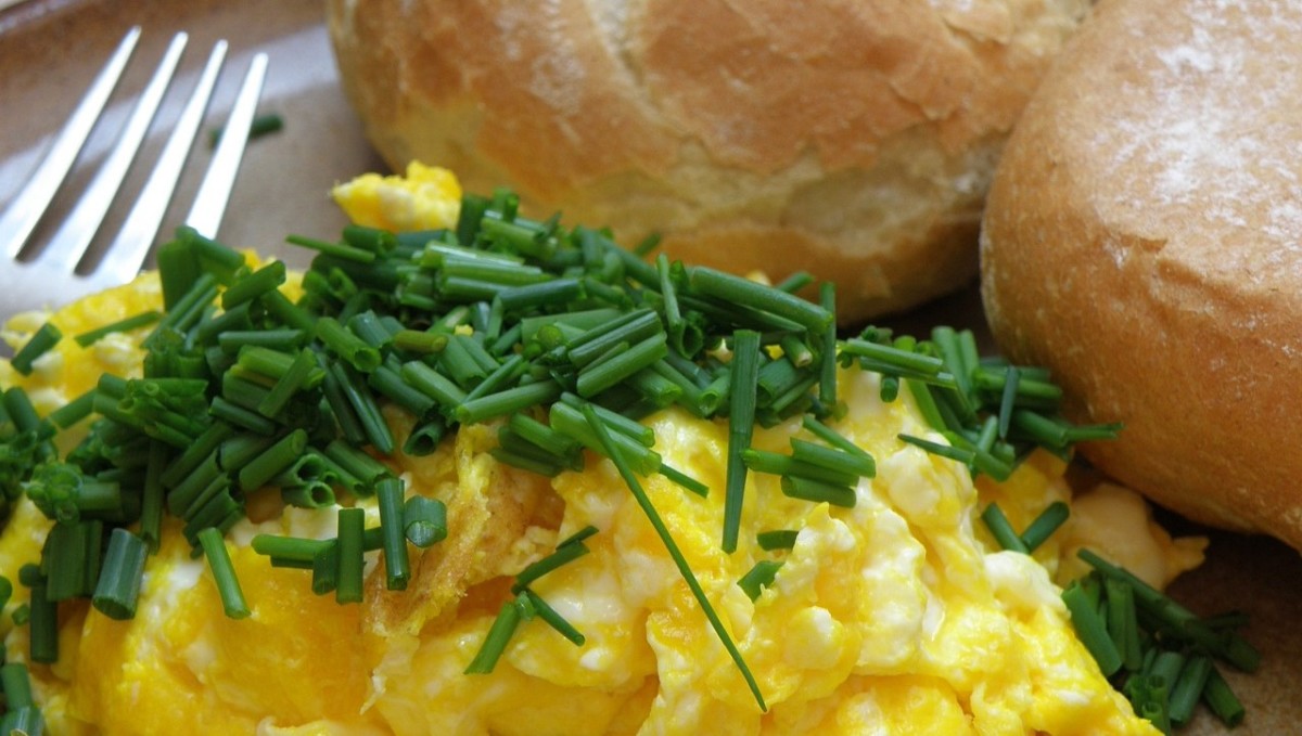 https://images.saymedia-content.com/.image/t_share/MTk4ODczMDUwNTkzMTA5NzY3/secret-to-light-and-fluffy-scrambled-eggs.jpg