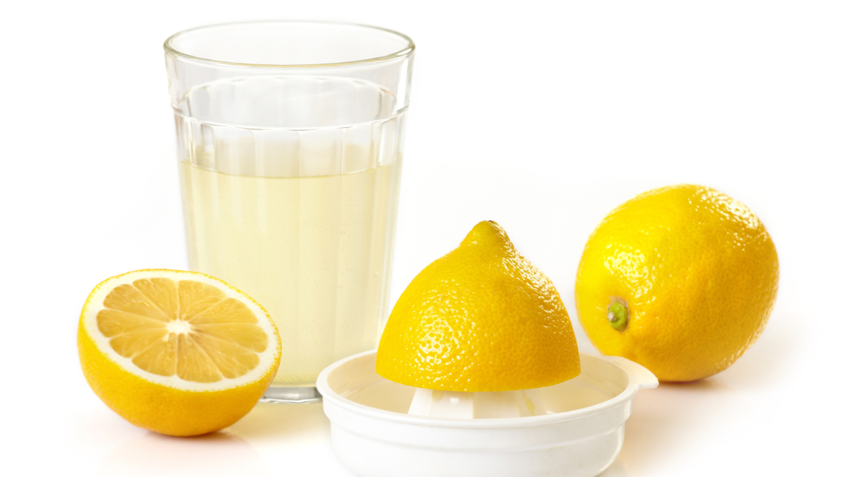 How to Use Lemon Juice to Rinse and Lighten Hair and Treat Dandruff