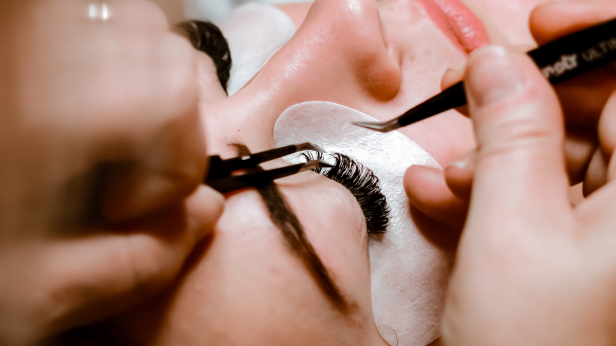 How Much Should You Tip a Lash Tech?
