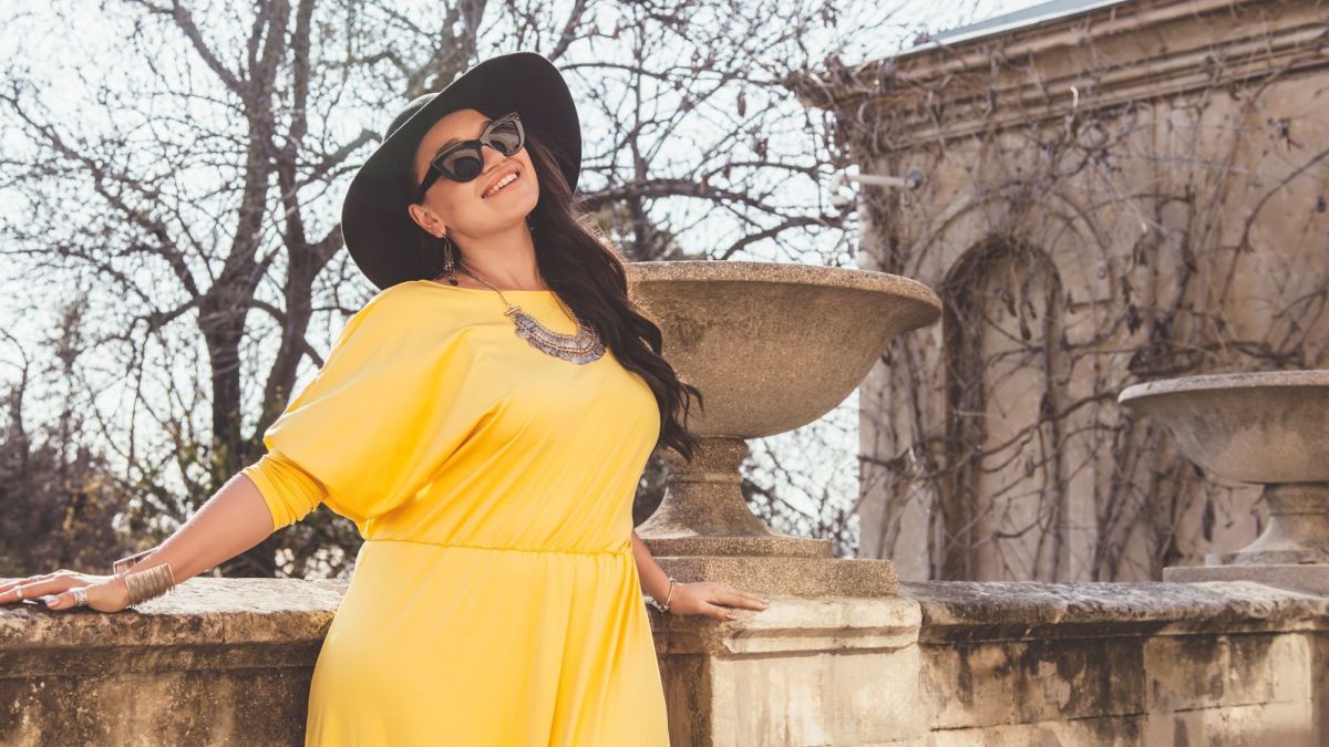 How to Accessorize Plus-Size Clothing