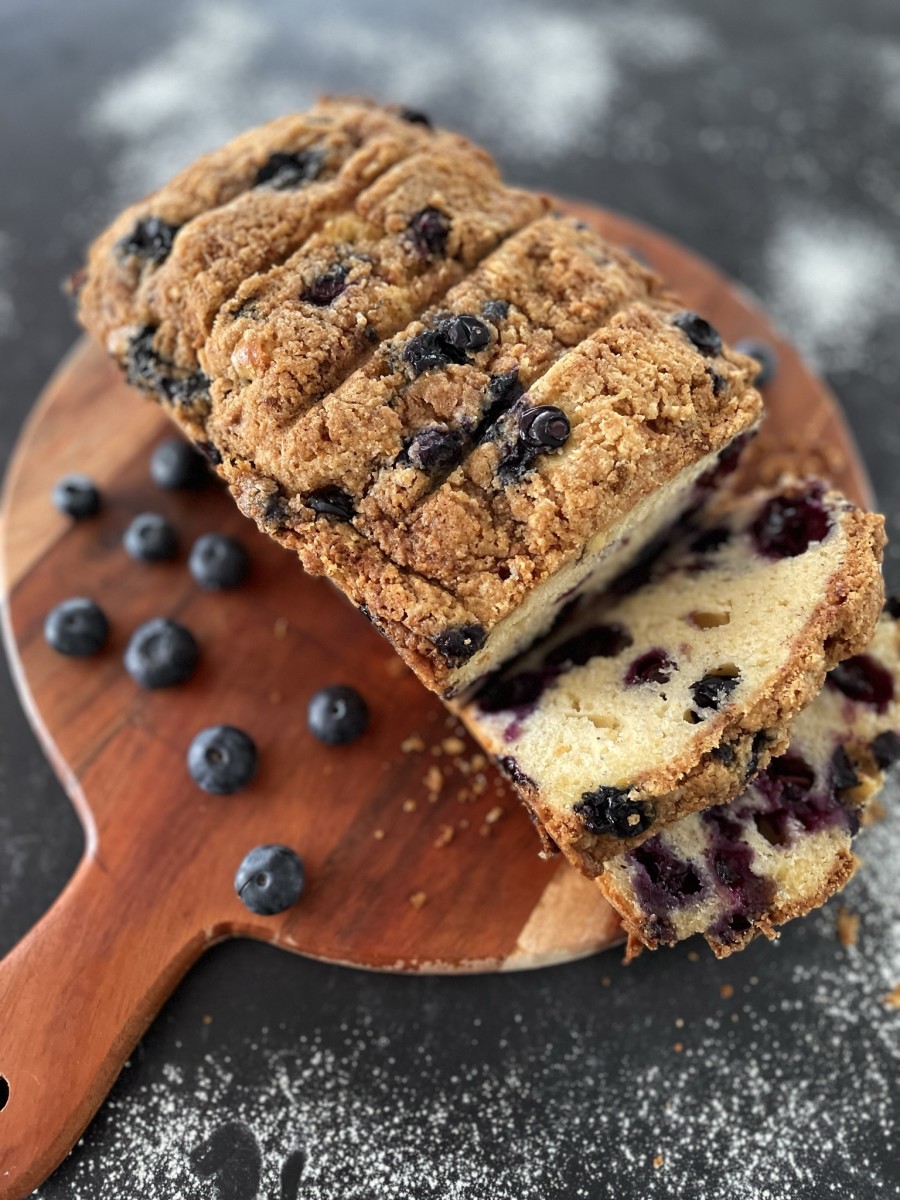 How to Make a Delicious Blueberry Loaf With Crumb Topping