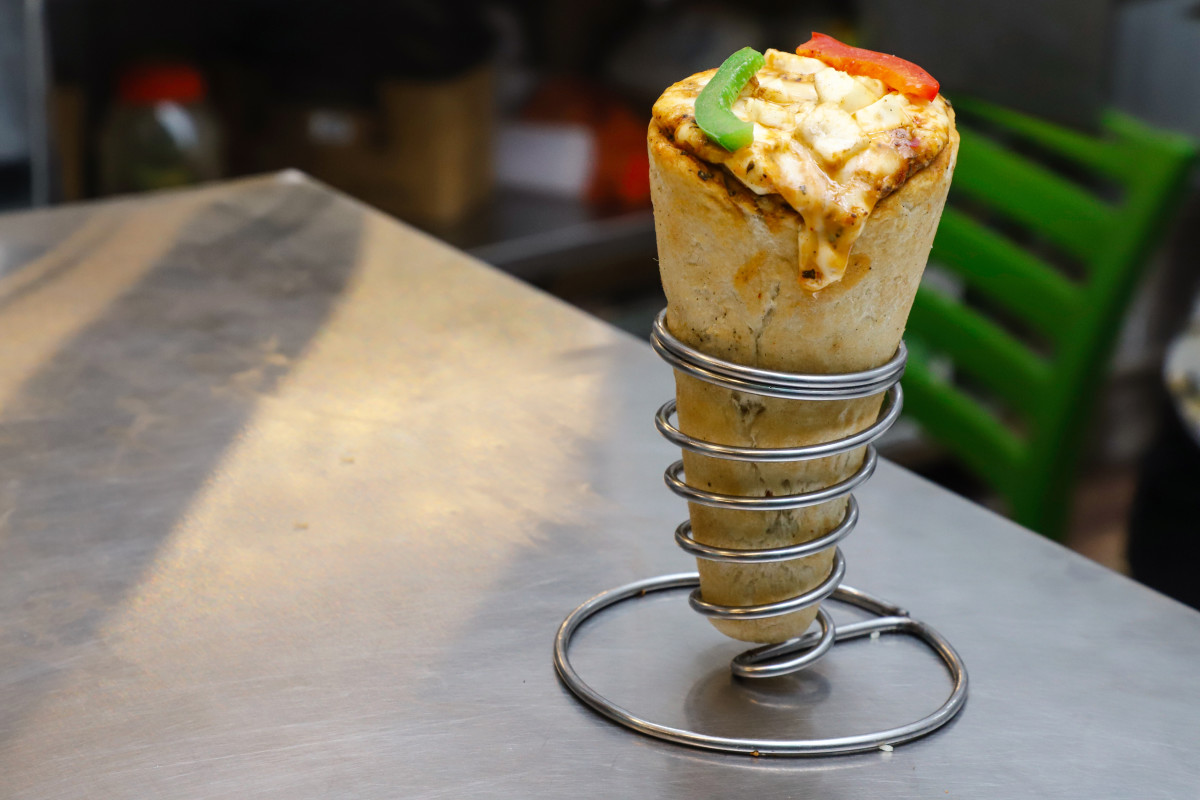 Handheld Way of Making Pizza Is Taking Over the Delishably News