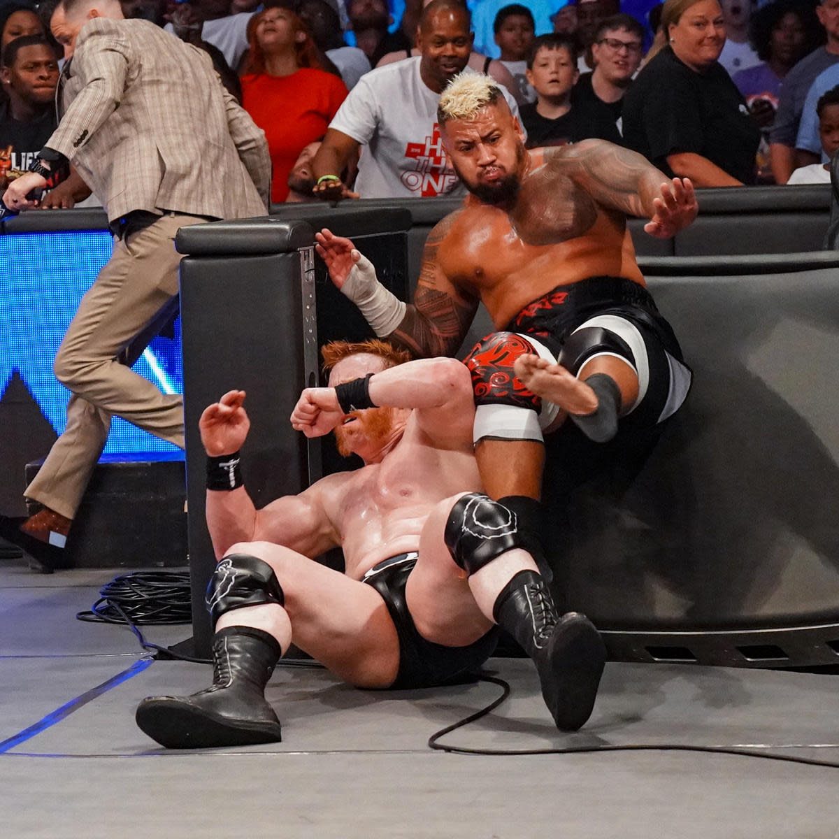 WWE Friday Night Smackdown: The Usos Betray Solo Sikoa, A Surprise Return,  Solo vs. Sheamus, and More - HubPages