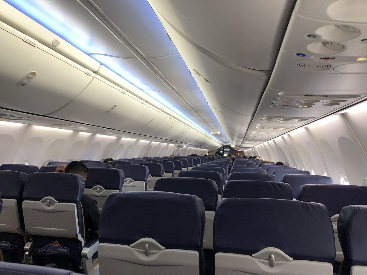 https://images.saymedia-content.com/.image/t_share/MTk5Njg0MDQ5NjcxODI0NDg3/how-to-fly-comfortably-in-economy-class-on-long-distance-international-flight.jpg