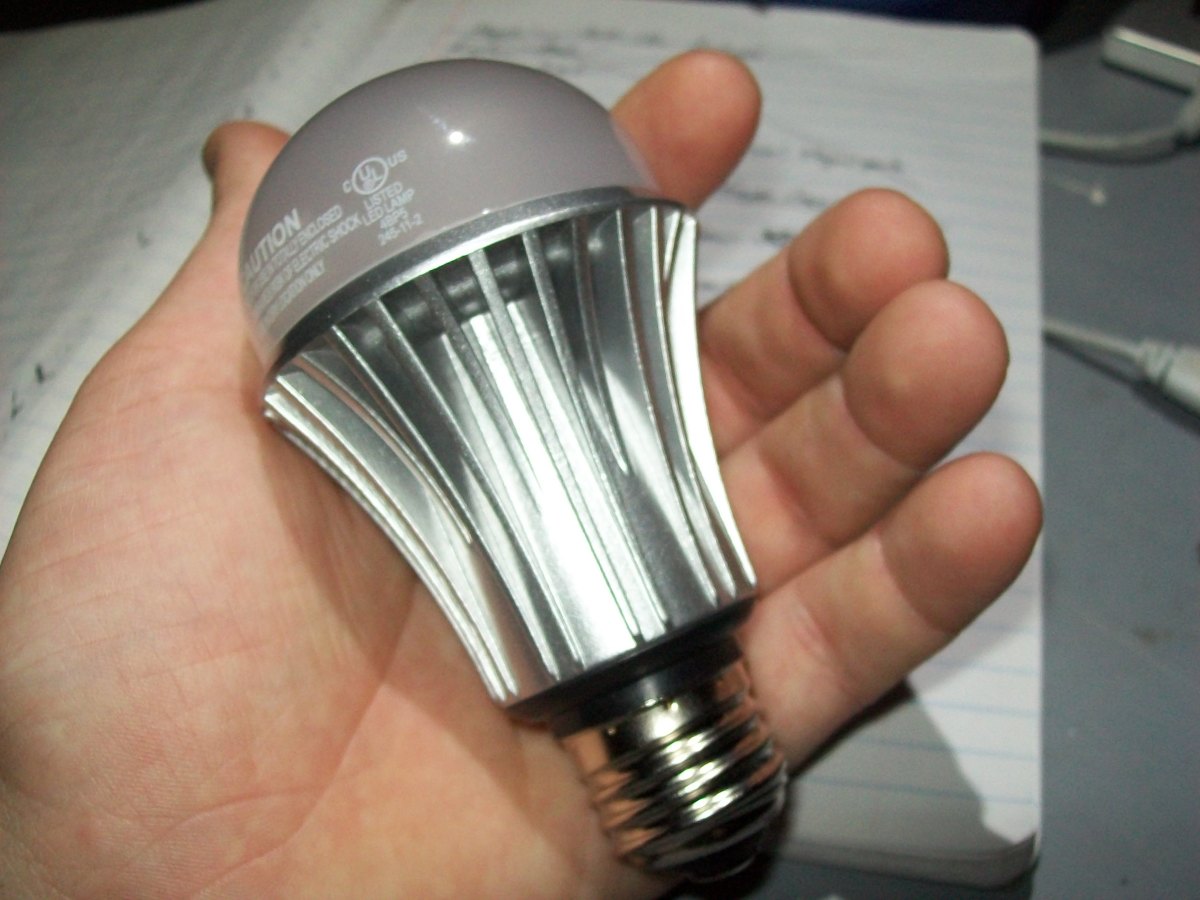 My Review Of The Utilitech 7.5 Watt LED Bulb From Lowe's Home Improvement
