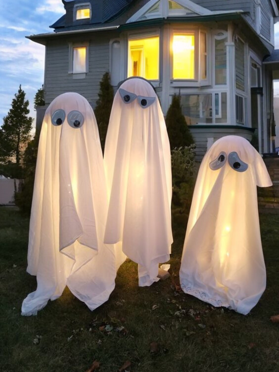 30+ Budget-Friendly DIY Outdoor Halloween Decorations That Are Eerily ...