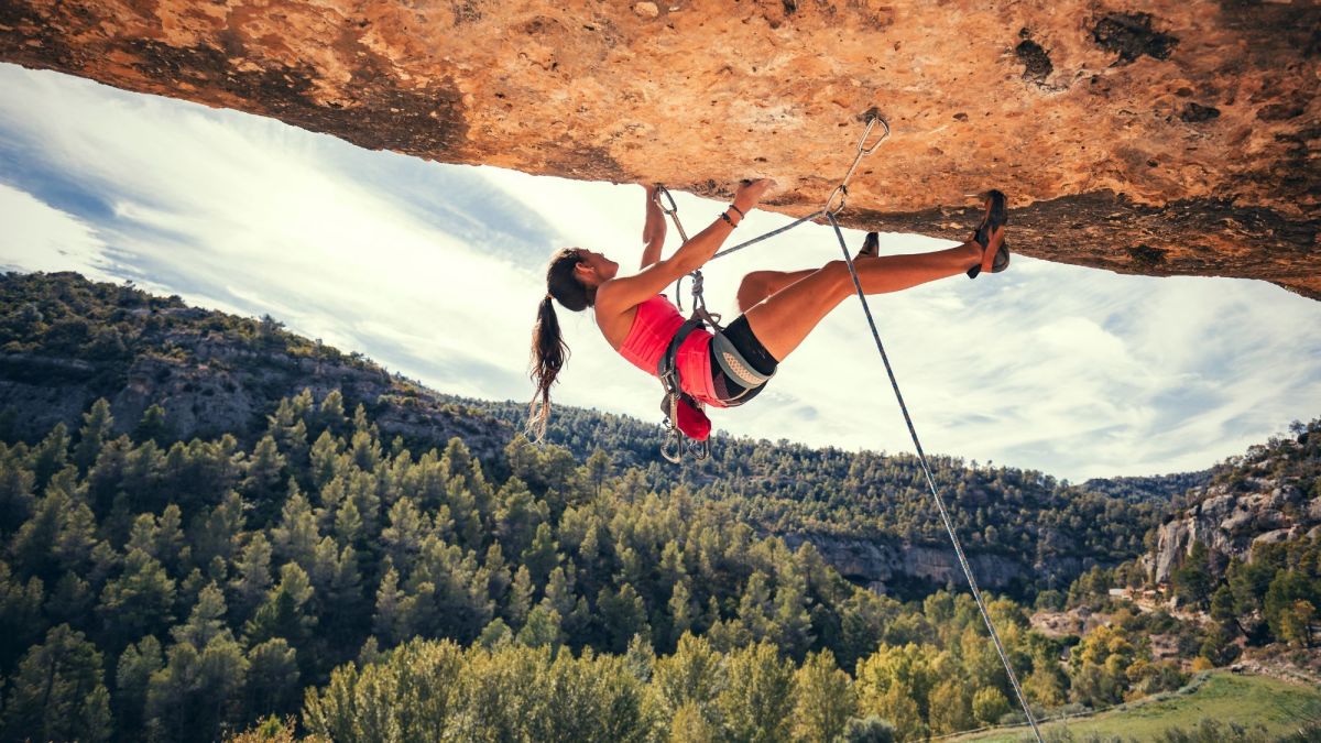 Closed Grips vs. Open Grips in Rock Climbing