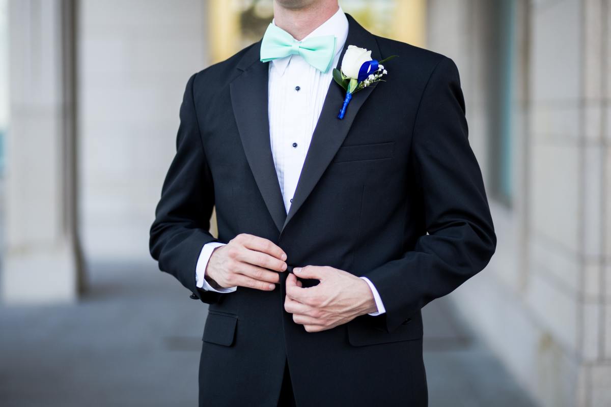 young man wearing a dark blue, two piece suit, with white shirt, and a  shiny black tie, with a silver p… | Costume homme, Costume homme mariage,  Tenue mariage homme