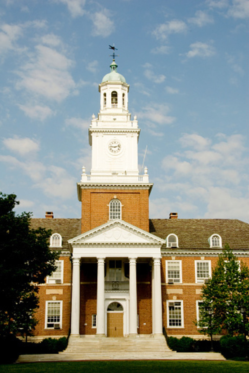 约翰霍普金斯大学位于马里兰州巴尔的摩市，是一所备受尊敬的大学和研究机构。