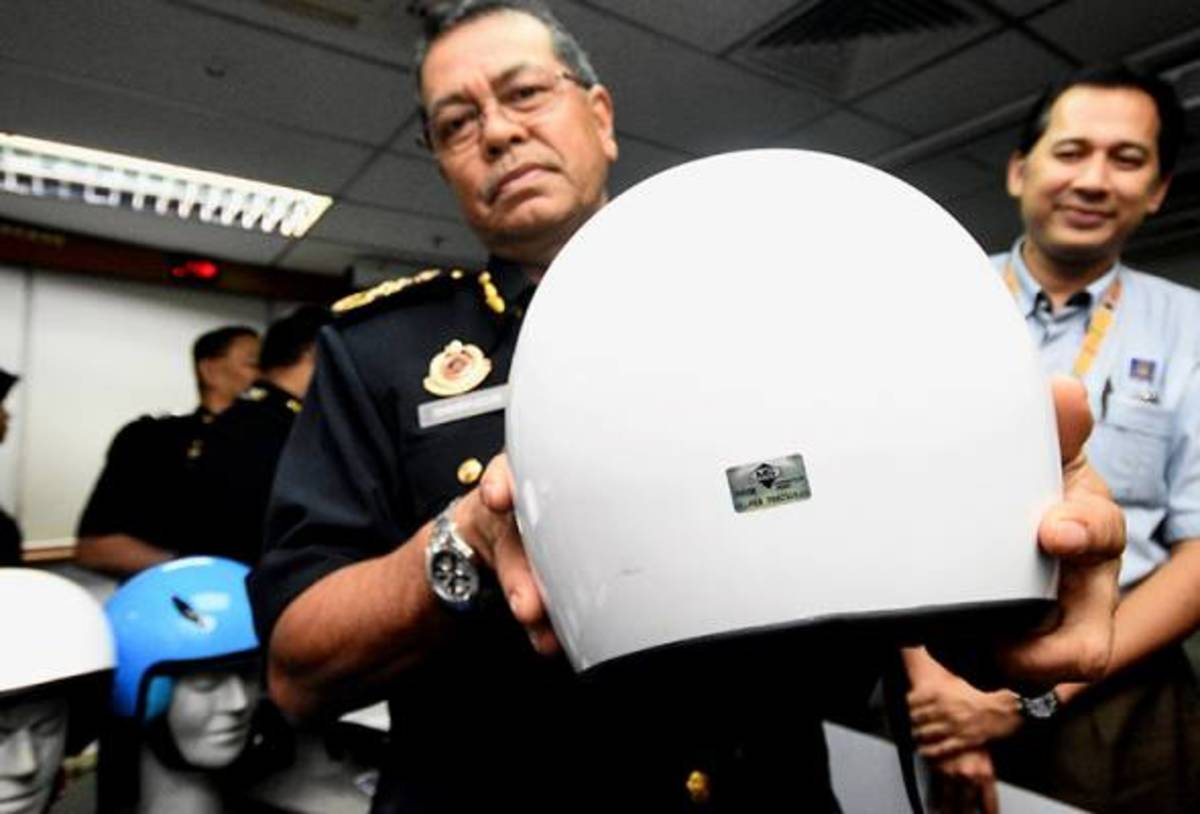 SIRIM QAS International encourage Malaysian to wear SIRIM certification helmet.