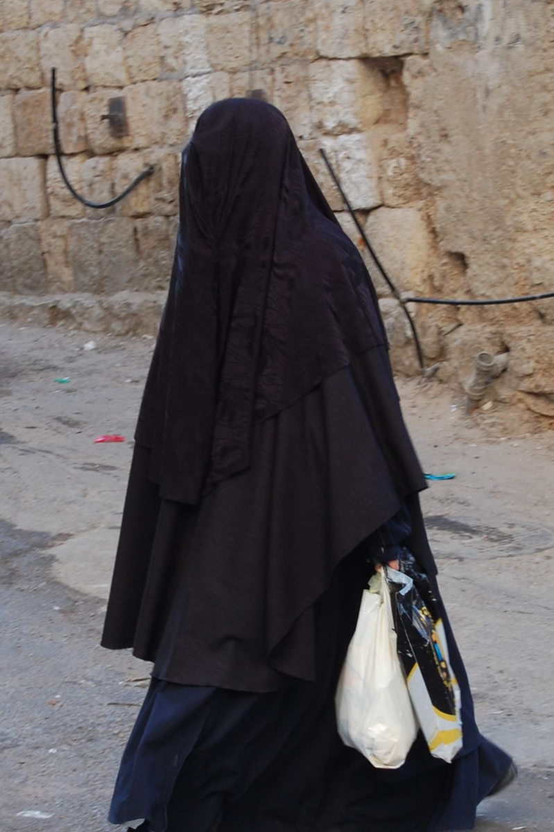 Woman from Persian Gulf wearing a boshiya.