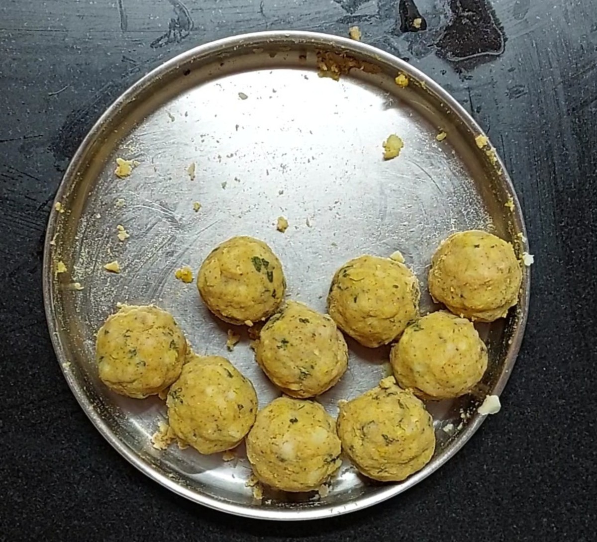 Make medium-sized balls of the potato mixture and set aside.