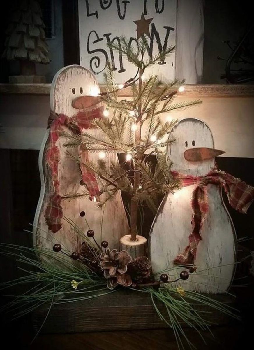 Wooden Plank With Mini Tree and Snowmen