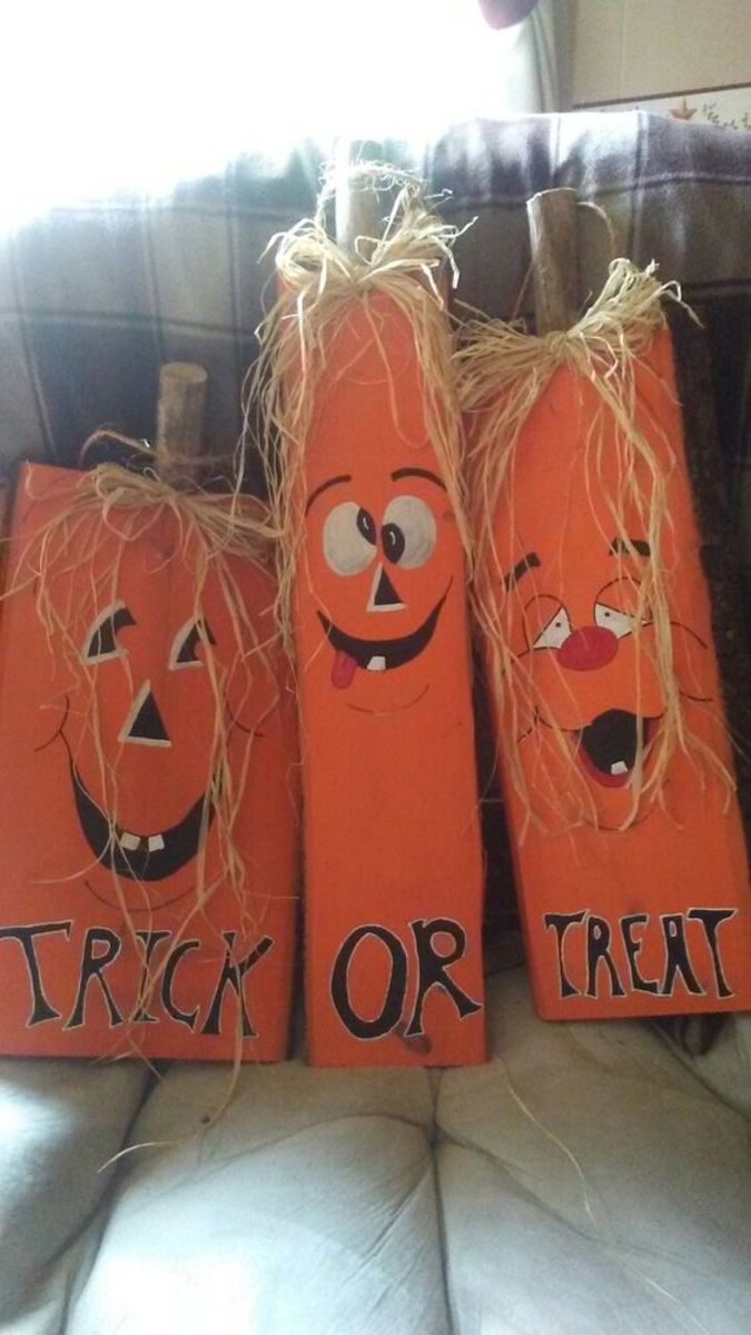 Paint wood scraps like pumpkins and write "Trick or Treat" across them