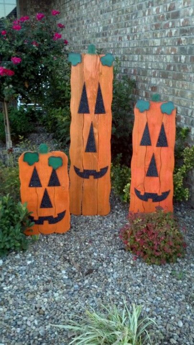 Fence post pumpkins