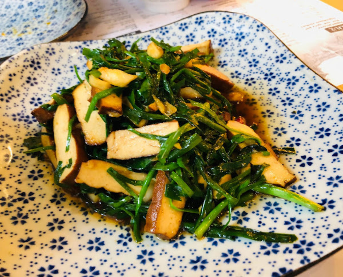 A popular Chinese vegan recipe: stir-fry dried tofu with chives.