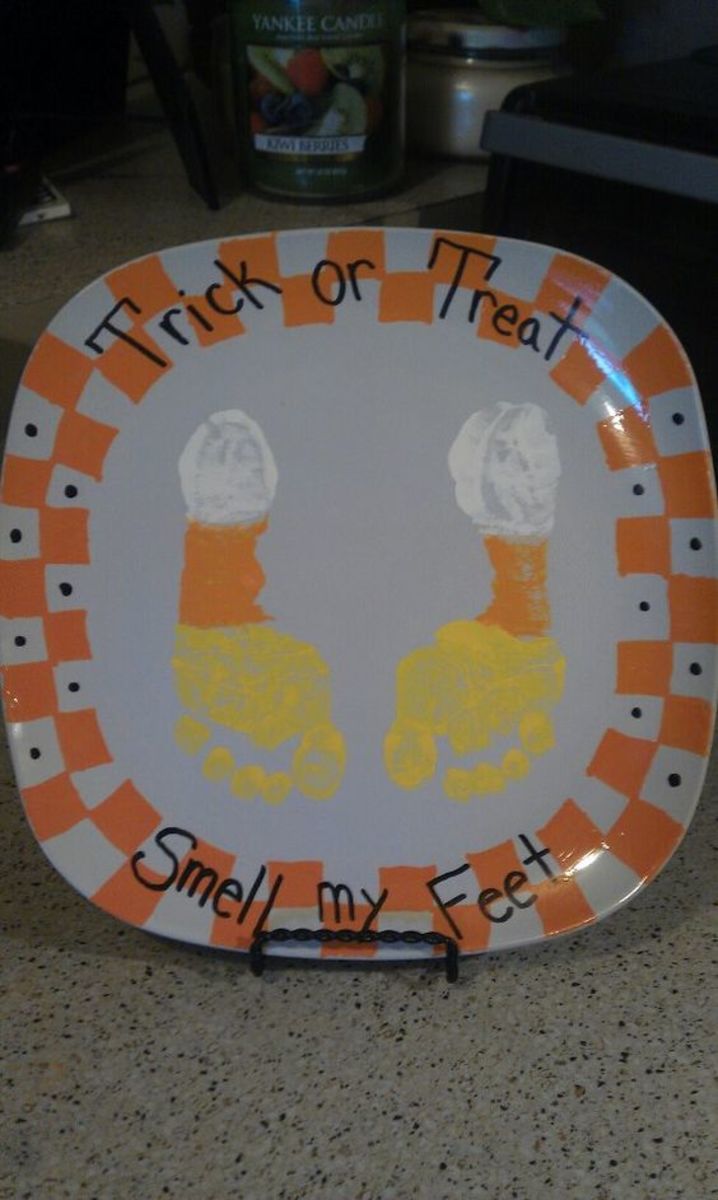 'Trick or treat, smell my feet' plate