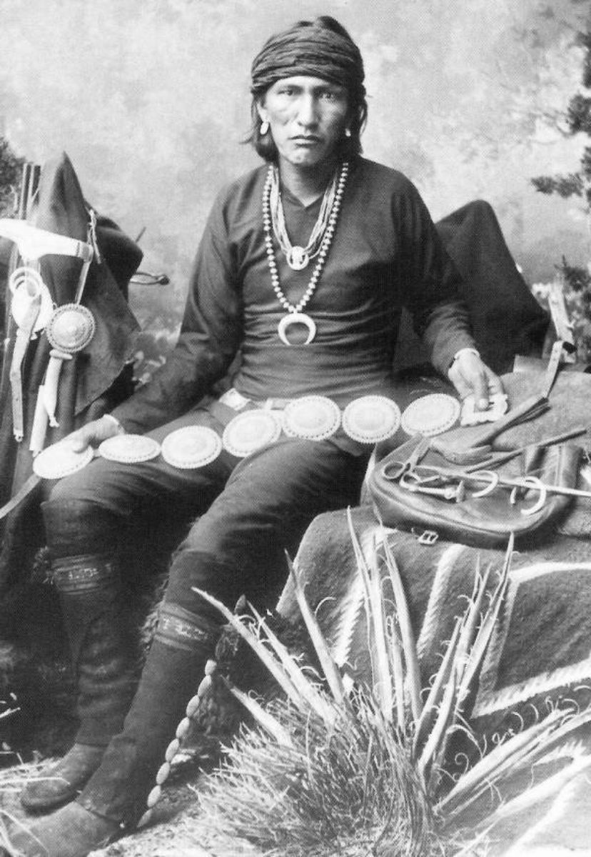 这张照片显示的是1883年纳瓦霍银匠Bai-De-Schluch-A-Ichin带着银项链、贝壳腰带、工具和一个军用马鞍包。