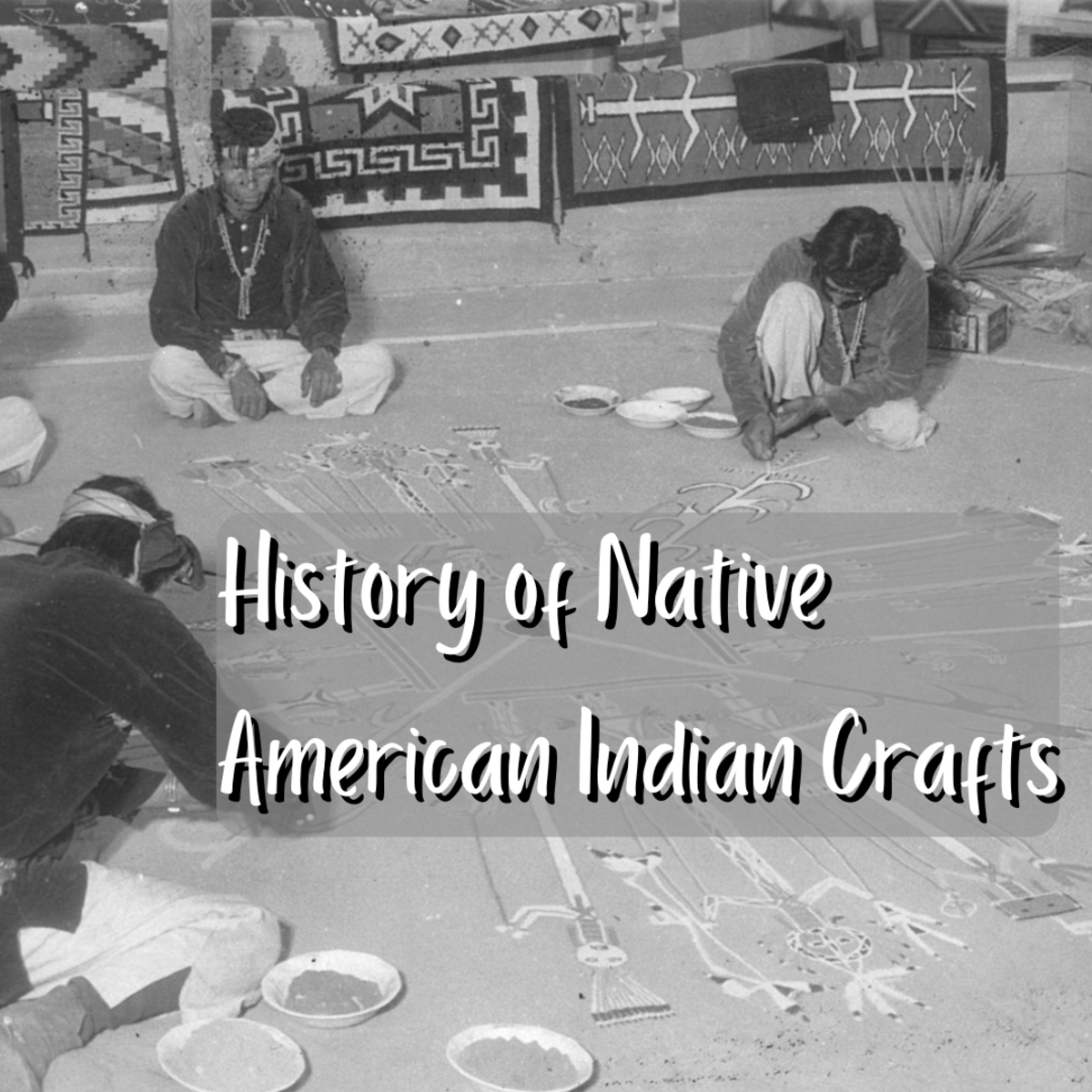 继续往下读，了解美国土著艺术和工艺的蓬勃发展历史。上面的照片描绘了美国原住民(纳瓦霍人)在一幅可能在亚利桑那州的沙画上工作。旁边陈列着编织的毛毯和小地毯。