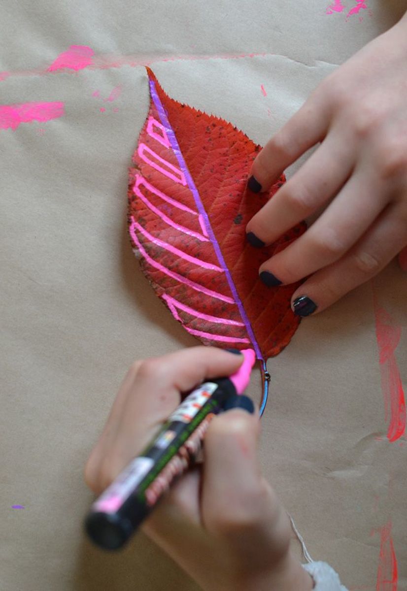 Create custom leaf art with chalk markers. This would be a nice addition to a junk or art journal