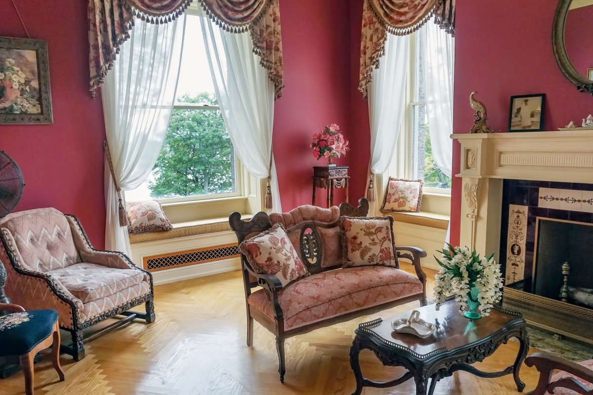 For an Aries living room, I recommend a blend of red and white. Red walls always go well in an Aries home. Victorian furniture looks distinct and appealing. I also recommend white couches with red accent pillows.