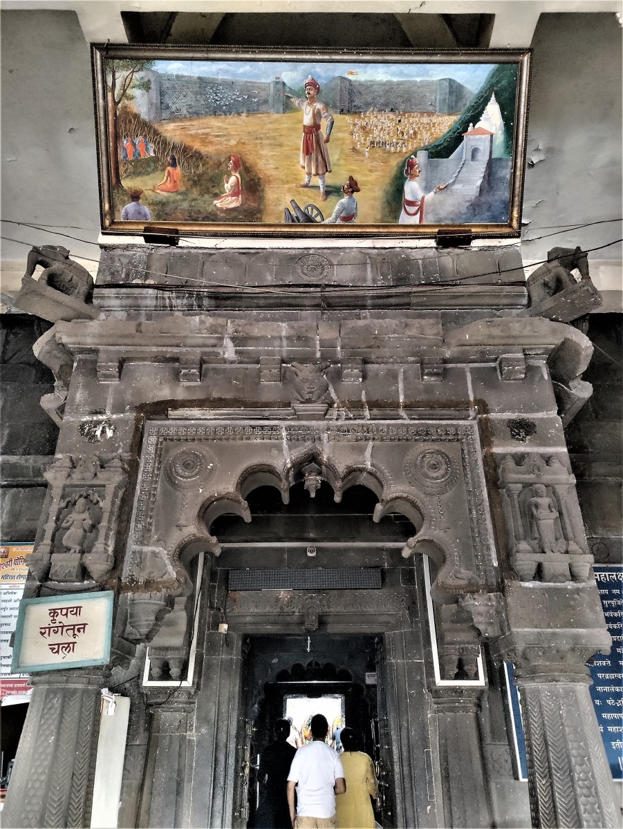 Photo of Chimaji Appa over the entrance, Vajreshwari temple 1