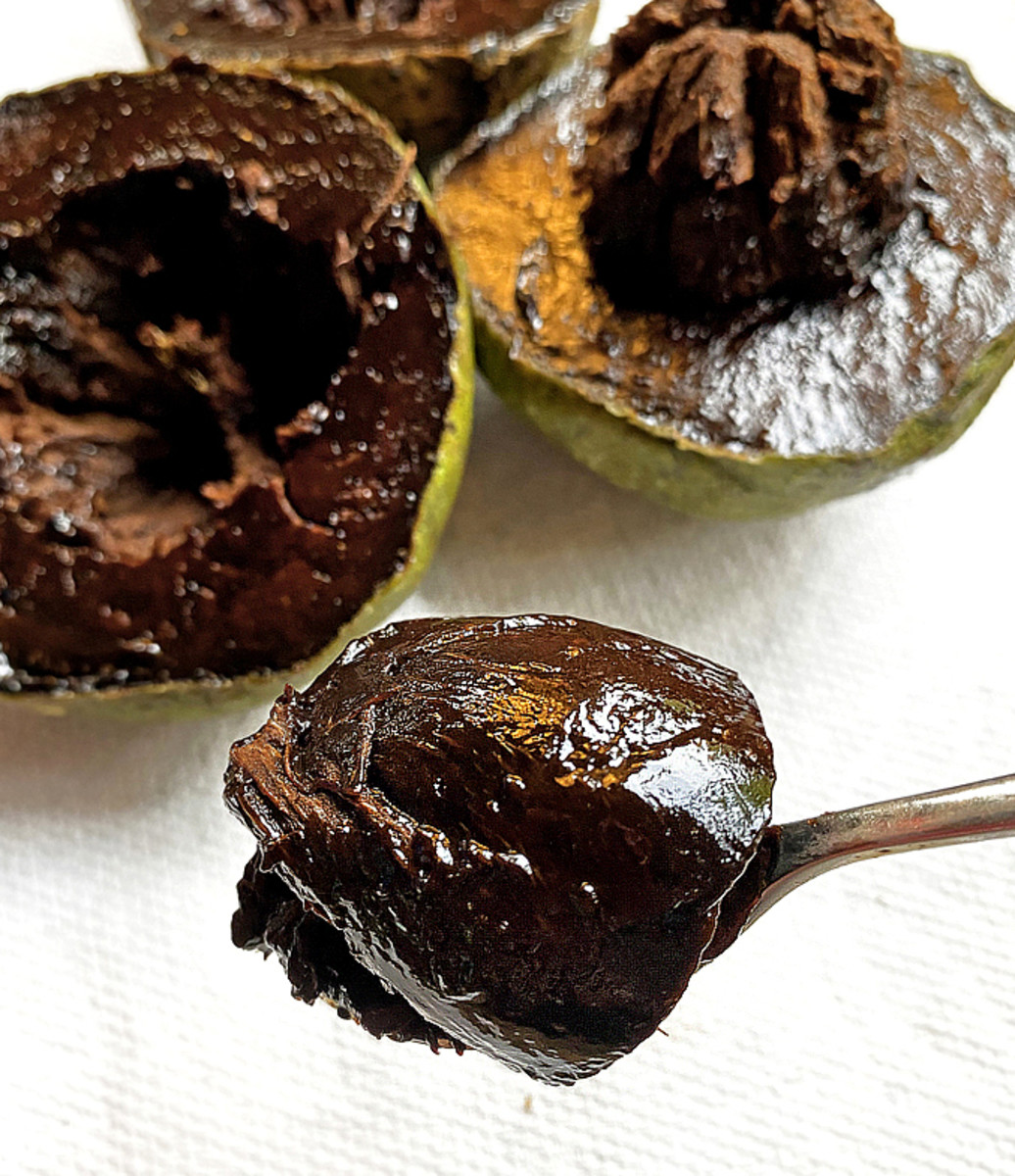 The name chocolate pudding fruit is somewhat misleading because even though the pulp looks like chocolate pudding, it doesn't taste like it!