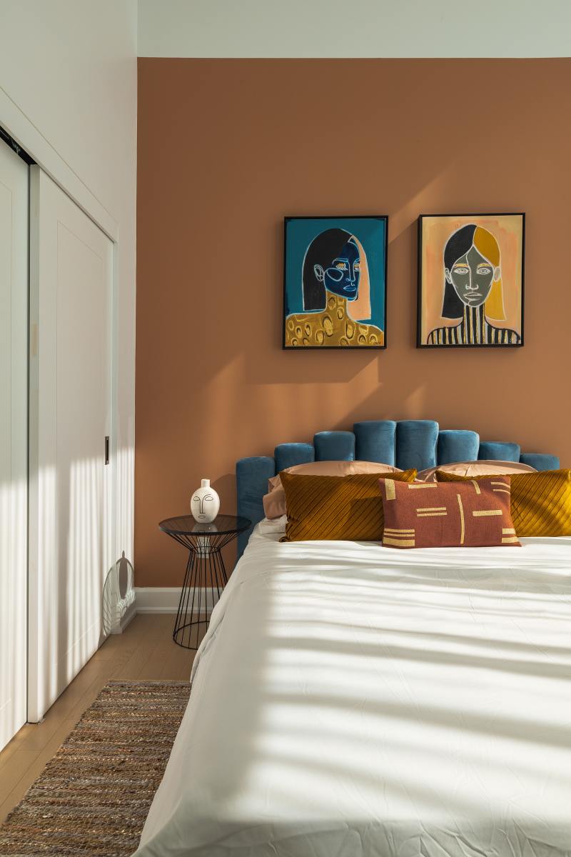 Gemini's symbol is the twins. For interior design, it's wise to create a Gemini template where you play with things in pairs or create a sense of duality. In this picture, you get duality with the art on the walls.