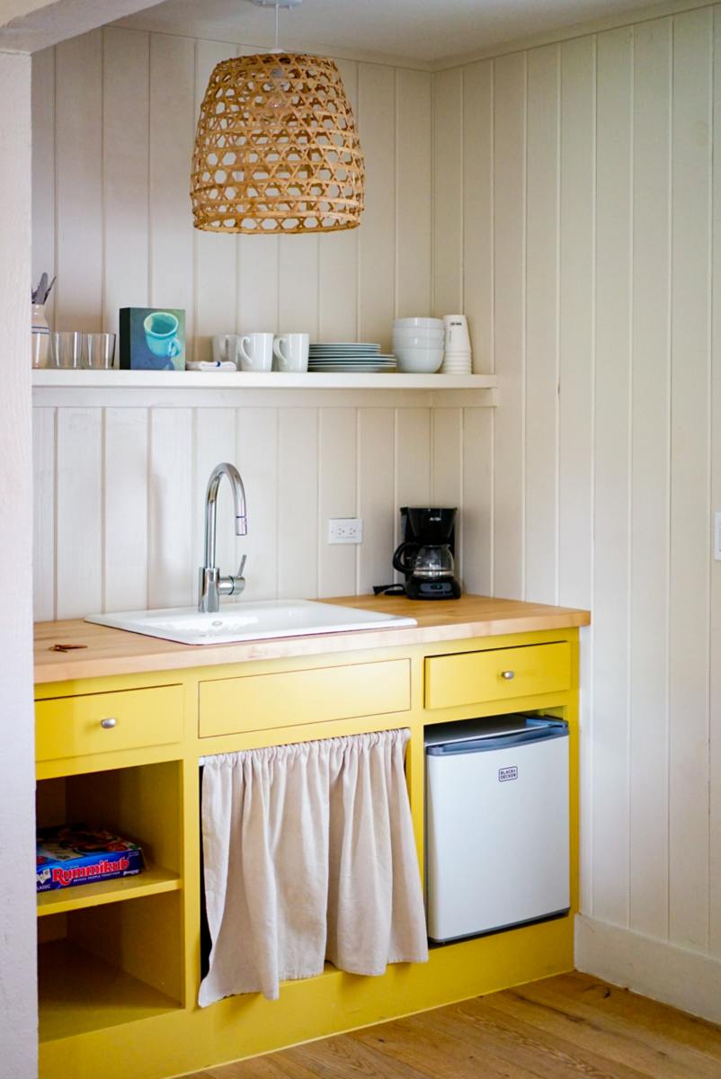Gemini's power color is yellow. If you can find ways to incorporate yellow into your kitchen, it will make the space appear more happy and friendly. I love the yellow counter/cabinets in this picture.