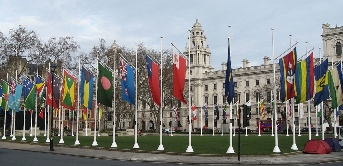 英联邦成员国旗帜飘扬的伦敦议会广场。