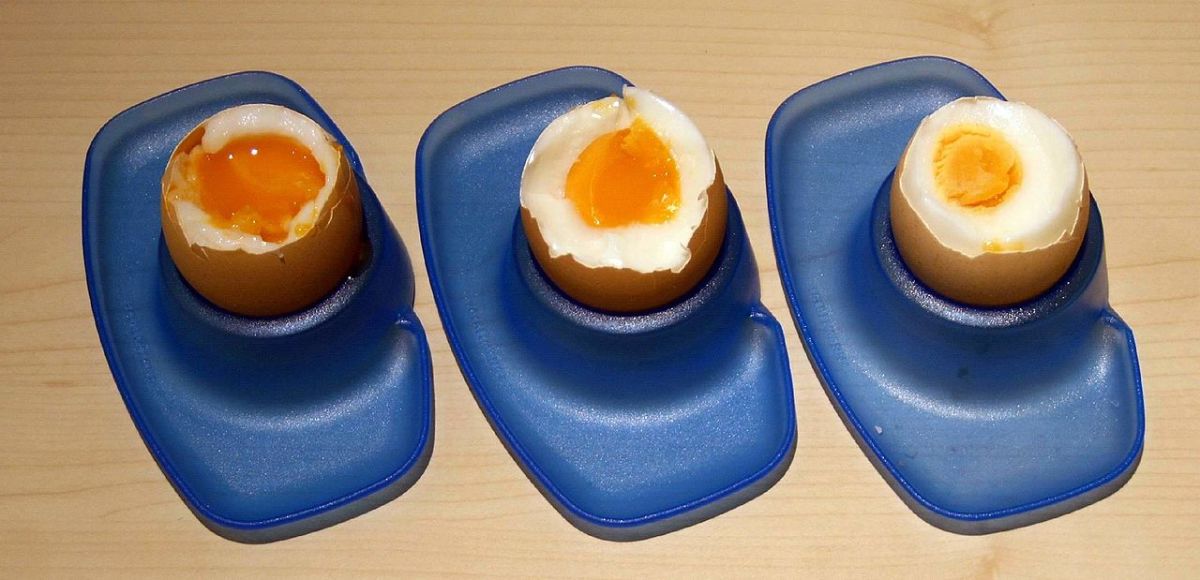 Boiled eggs. Boiling time from left to right: 4 minutes, 7 minutes, 9 minutes.