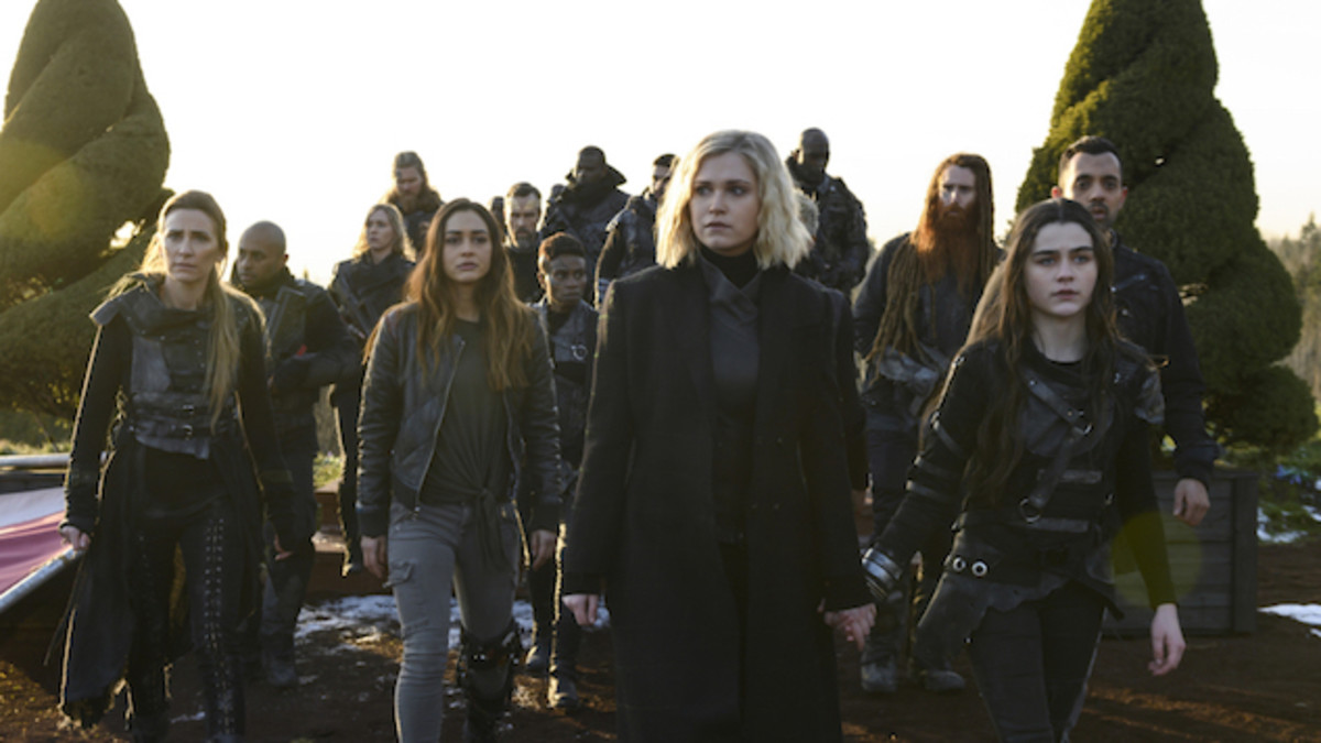 Eliza Taylor (center) with other members of The 100