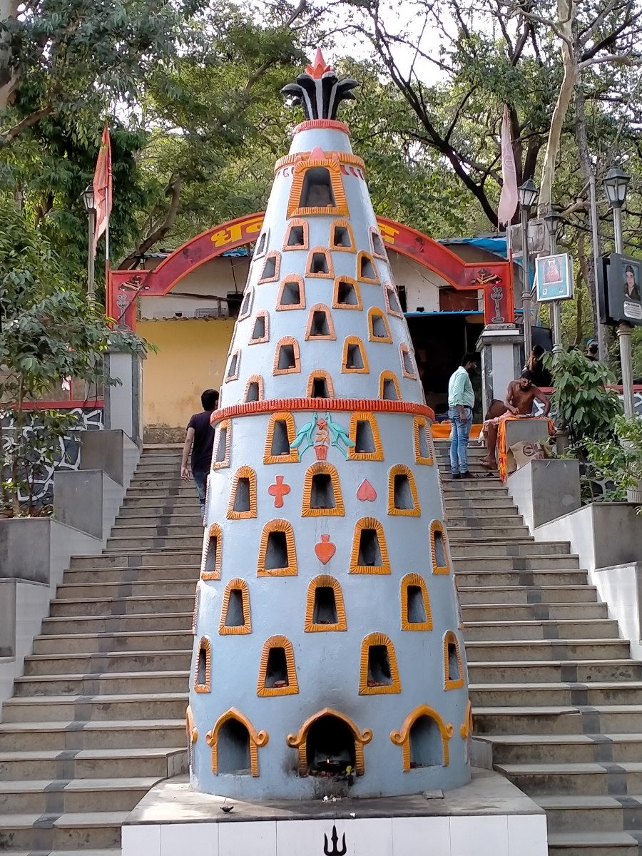 The lamp stand with the Shiva temple in the background; Tungareshwar 2